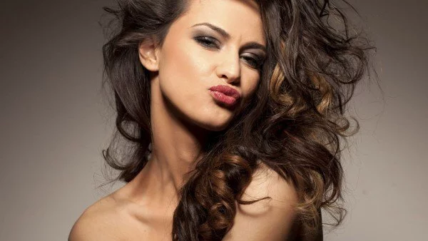 Как да накъдрим косата си с тениска