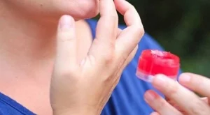 Гланц за неустоими устни