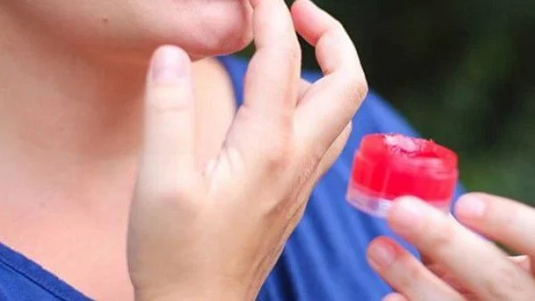 Гланц за неустоими устни