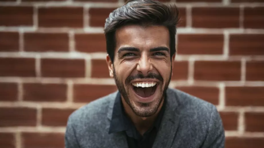 Вечерен виц: Млад мъж в автобуса