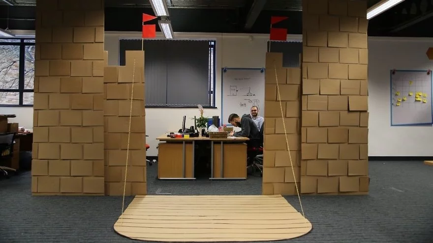 Шеф помоли служителите си да декорират офиса, те построиха замък 