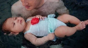 Бебето на Зукърбърг с първи уроци по плуване