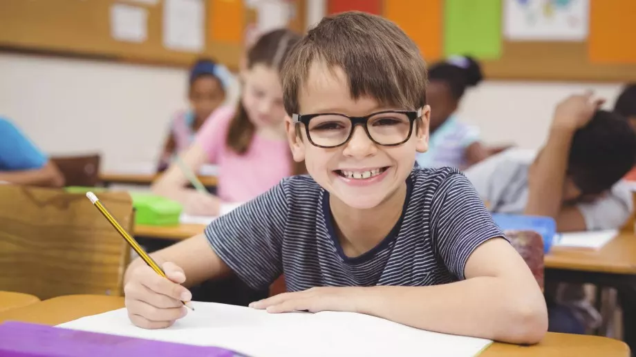 Виц на деня: Първокласник иска да го прехвърлят в 3-ти клас