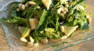 Лека салата със спанак и кедрови ядки