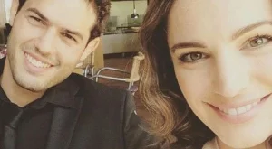 Кели Брук се сгоди