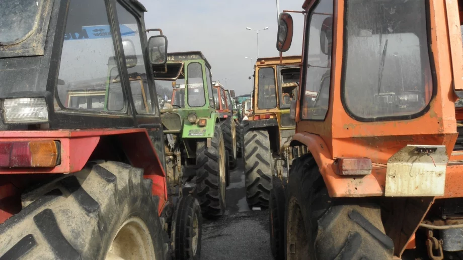 ЕК може да наложи глоба на Гърция заради фермерската блокада на границата