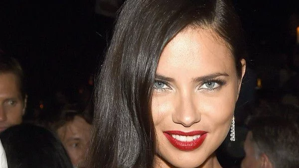 Адриана Лима се показа без грим