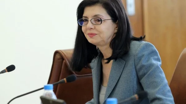 Кунева обеща нови облекчения за студентските кредити