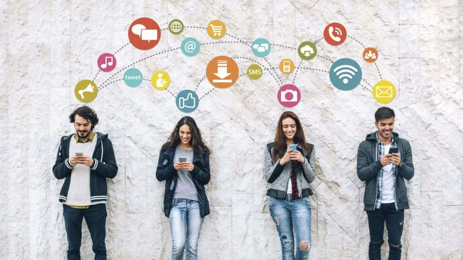 Мъжете са от LinkedIn, жените са от Facebook 