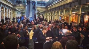 Елтън Джон с мини концерт в жп гара