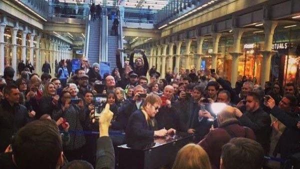 Елтън Джон с мини концерт в жп гара