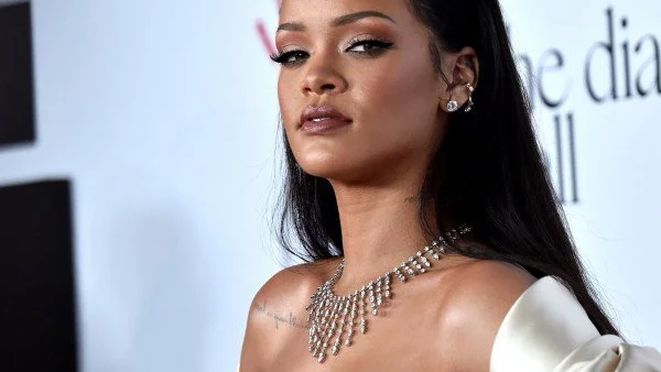 Риана със собствена линия слънчеви очила