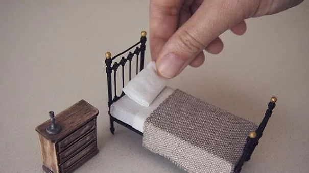 Дама се отказа от кариера като адвокат, за да прави миниатюрни мебели