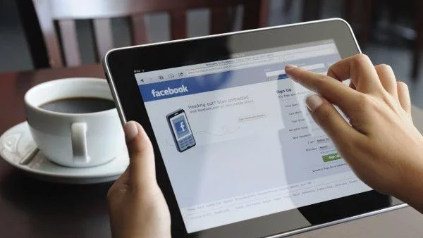 Мъжете са от LinkedIn, жените са от Facebook