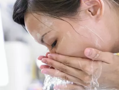 Жена започна да мие всеки ден лицето си с ГАЗИРАНА вода и няма да повярвате какво се случи 