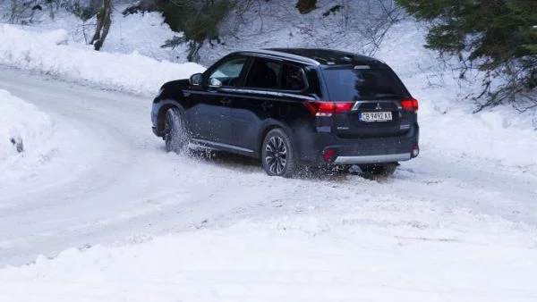 Mitsubishi Outlander PHEV: Електрификация (тест-драйв)