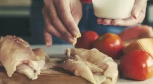 Защо никога НЕ трябва да миете пилето преди готвене