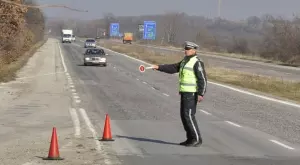 Виц на деня: Мъж вози тъщата в колата, спира ги катаджия