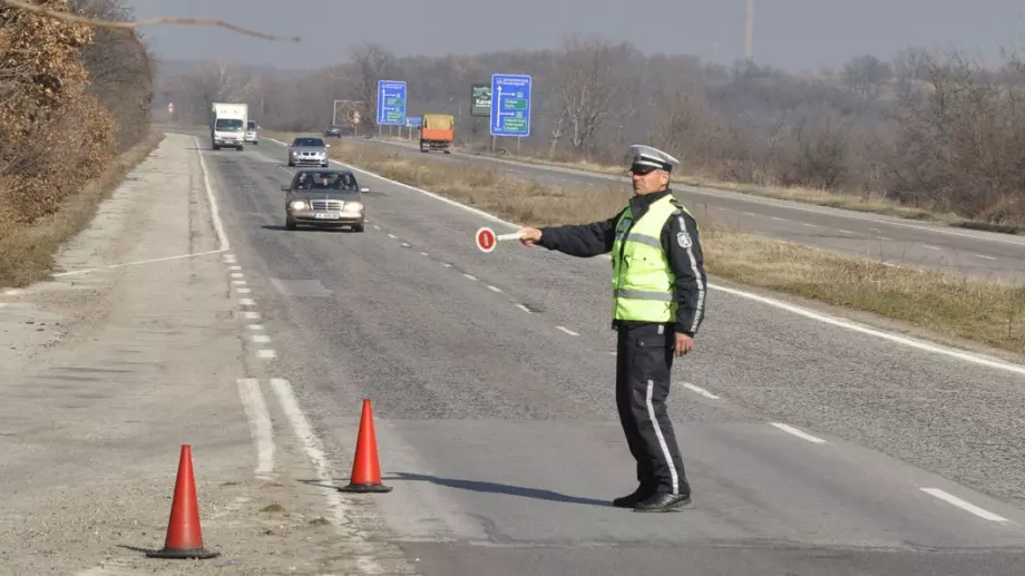 Виц на деня: Мъж вози тъщата в колата, спира ги катаджия
