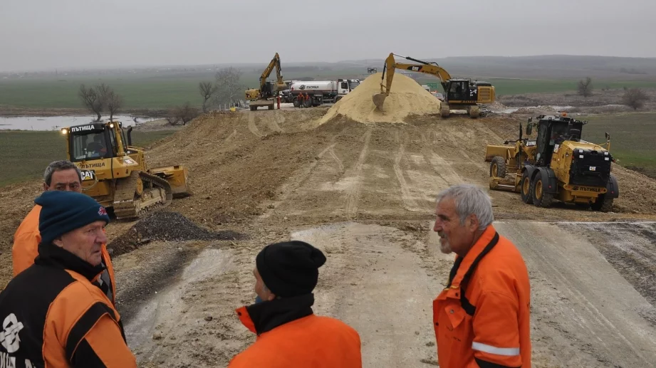 АПИ отделя 8,8 млн. лева за пътни ремонти