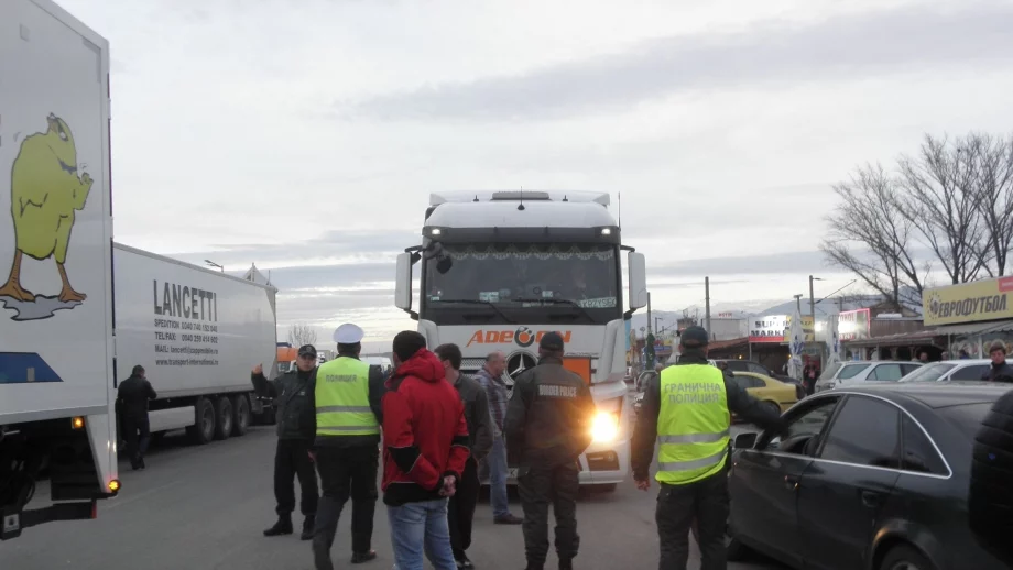 Протест на превозвачи затваря 6 ГКПП