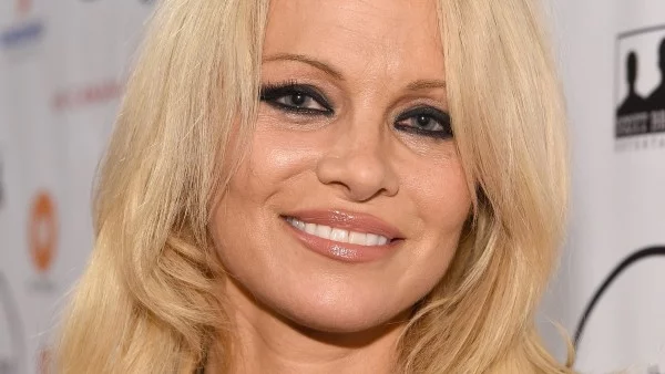 И Памела Андерсън иска руско гражданство