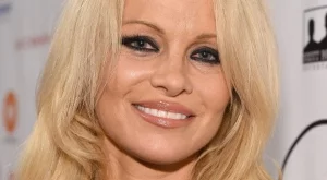 Памела Андерсън се съблече гола на 50