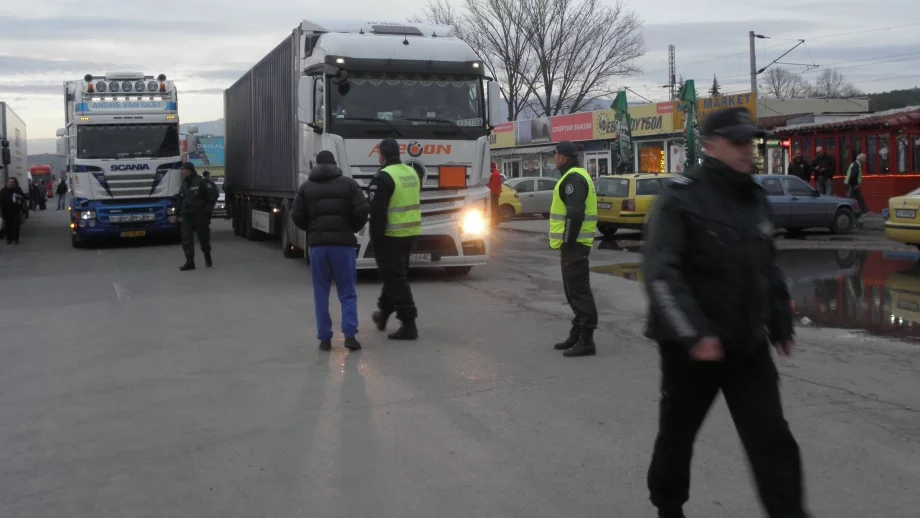 Превозвачите отвръщат на удара - блокират гръцката граница по Великден