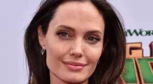 Анджелина Джоли с нова татуировка и любов (СНИМКИ)