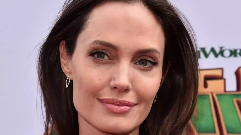 Анджелина Джоли с нова татуировка и любов (СНИМКИ)