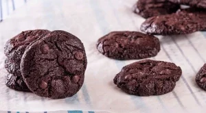 Шоколадови бисквити с парченца шоколад