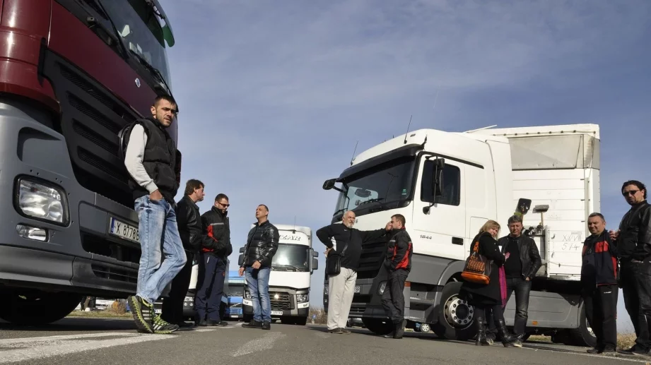 Километрични опашки на "Кулата" изнервиха шофьорите