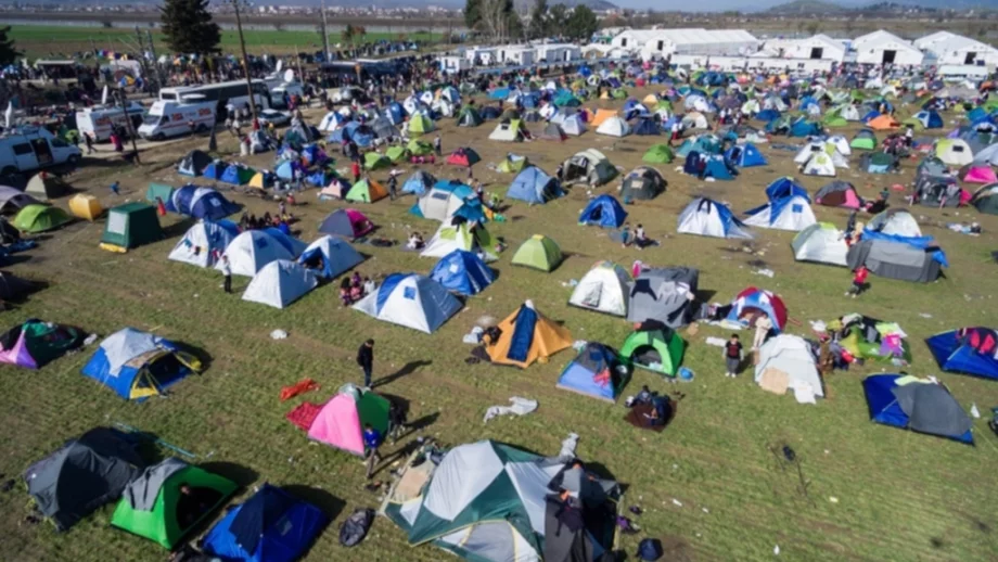 Бежанците в Идомени въртят бизнес, за да оцелеят