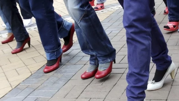 Мъже отново ходят на токчета срещу насилието над жени