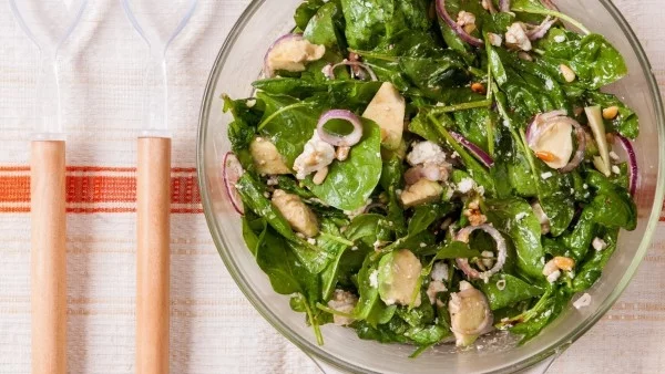 Салата със спанак, сирене и авокадо