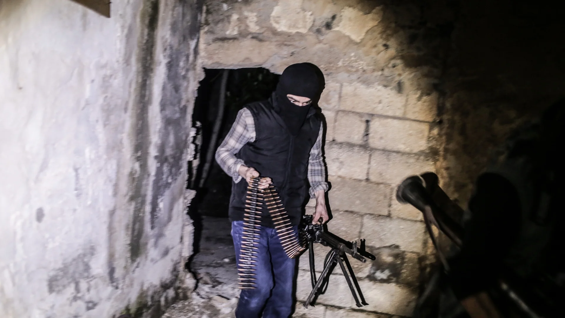 Използват деца като бойци: Терористи вербуваха 14-годишно момиче в Сирия