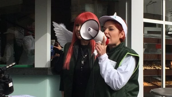 Звезди продават дюнери за добра кауза