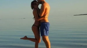 Тейлър и Калвин разпускат на плажа