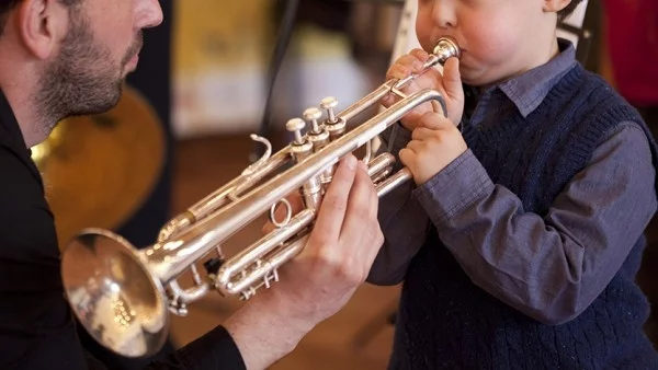  Чуй музиката по детски и помогни