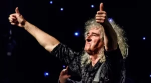 Китаристът на Queen пусна дамски сутиен