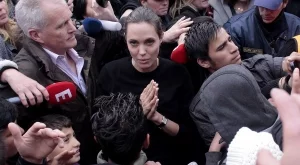 Джоли посети бежанци в Гърция