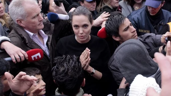 Джоли посети бежанци в Гърция