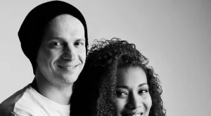 Приятелката на Део показа наедрялото си коремче