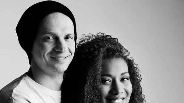 Приятелката на Део показа наедрялото си коремче