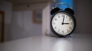 Местим стрелките на часовника с един час напред