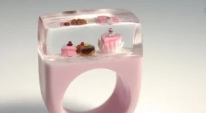 Бижута с миниатюрни фигурки