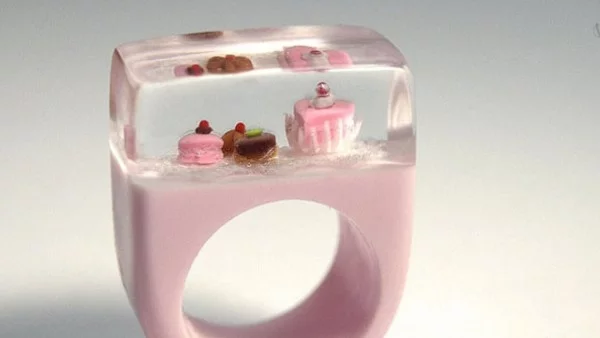 Бижута с миниатюрни фигурки