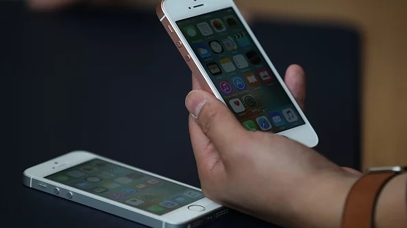 Слагат втори слот за SIM карти в iPhone 