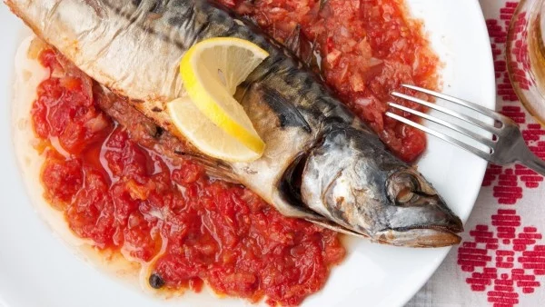 Скумрия с домати на фурна