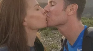 Хилари Суонк се сгоди